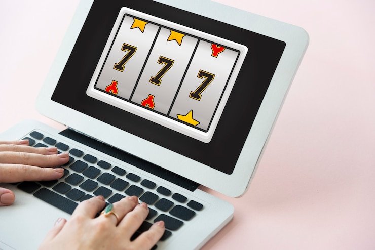 Pengguna melakukan pembayaran pulsa untuk akses hiburan digital melalui perangkat mobile